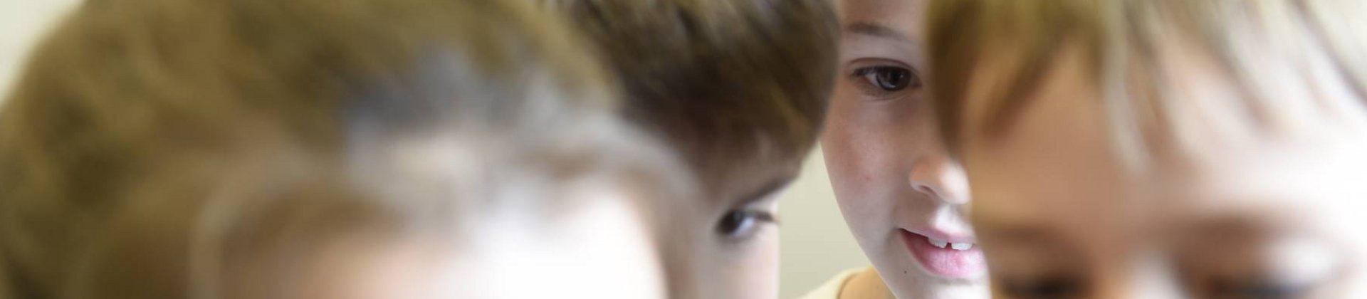 Es ist eine Gruppe von Kindern abgebildet.